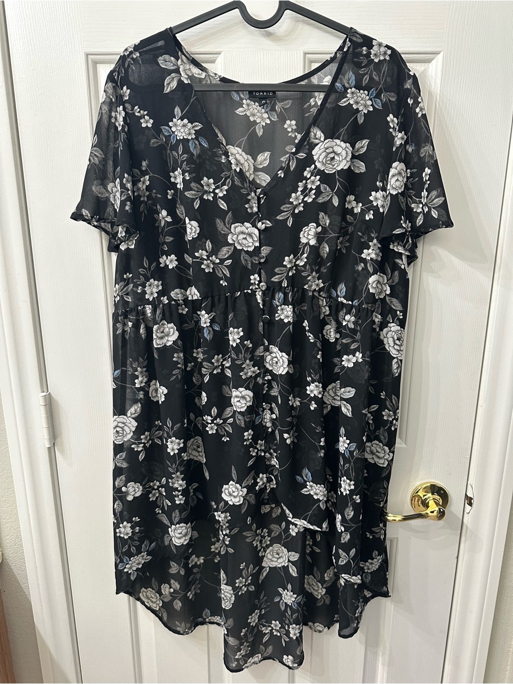 Torrid Tunic Top Black White Blue Floral V-Neck Buttons Sheer High-Low 0X